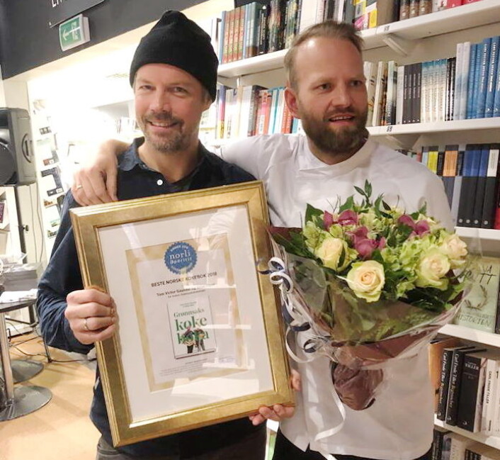 Stian Floer og Tom Victor Gausdal er vinnerne av «Årets kokebok» i 2018. (Foto: Frode Kristensen, Salgslaget) Stian Floer og Tom Victor Gausdal er vinnerne av «Årets kokebok» i 2018. (Foto: Frode Kristensen, Salgslaget)