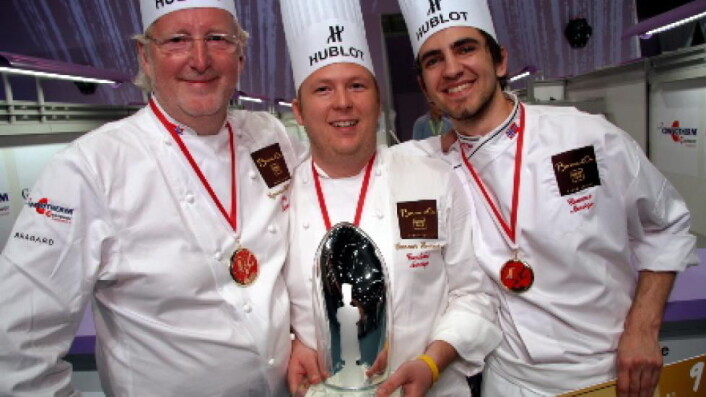 Eyvind Hellstrøm sammen med Gunnar Hvarnes (midten) og Filip A. Bendi etter sølvet i Bocuse d'Or Europe i Geneve i 2010. (Foto: Morten Holt) Eyvind Hellstrøm sammen med Gunnar Hvarnes (midten) og Filip A. Bendi etter sølvet i Bocuse d'Or Europe i Geneve i 2010. (Foto: Morten Holt)