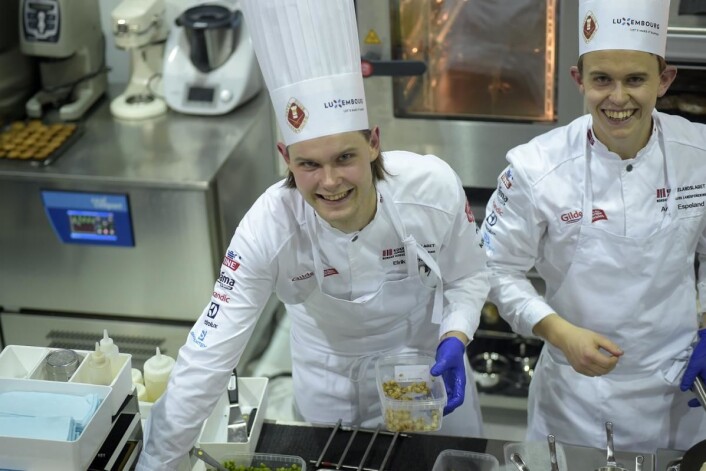 Eirik Tufte og Aron Espeland på det norske juniorkokkelandslaget. (Foto: Eirik Nilssen/Matbyrået Impuls) Eirik Tufte og Aron Espeland på det norske juniorkokkelandslaget. (Foto: Eirik Nilssen/Matbyrået Impuls)