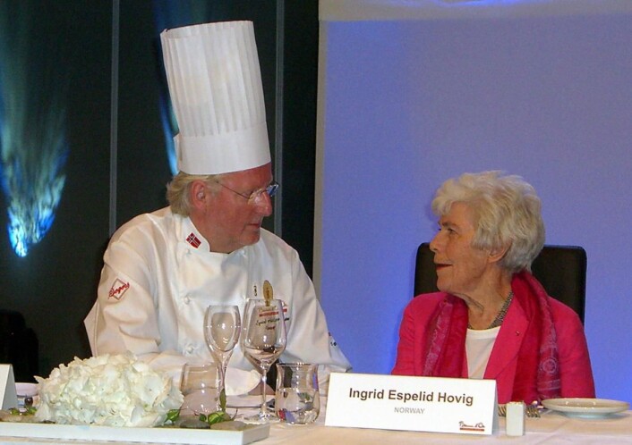 «Landsfaderen» og «landsmoderen» for den norske kokkebransjen ved æresjurybordet under Bocuse d'Or Europe i Stavanger i 2008. (Foto: Morten Holt) «Landsfaderen» og «landsmoderen» for den norske kokkebransjen ved æresjurybordet under Bocuse d'Or Europe i Stavanger i 2008. (Foto: Morten Holt)