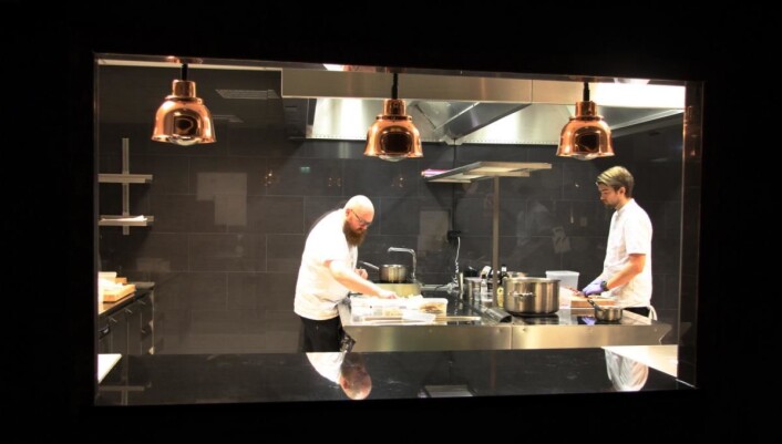 Fra restaurantlokalet ser du inn på kjøkkenet der kokkene arbeider. (Foto: Morten Holt) Fra restaurantlokalet ser du inn på kjøkkenet der kokkene arbeider. (Foto: Morten Holt)