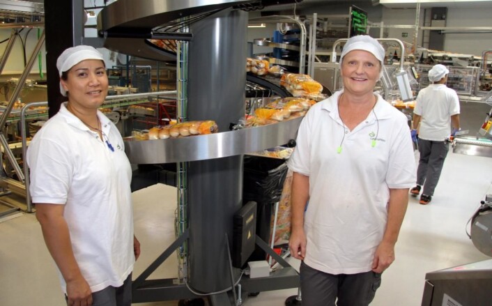 Wenche Sæther og Nongluck R. Hofsvang er veteraner hos Lantmännen Unibake på Langhus. (Foto: Morten Holt) Wenche Sæther og Nongluck R. Hofsvang er veteraner hos Lantmännen Unibake på Langhus. (Foto: Morten Holt)