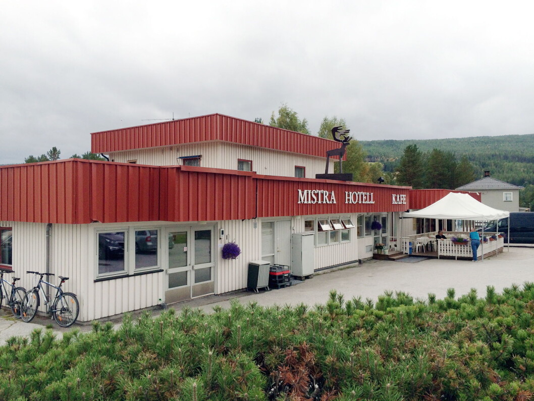 Hotellet har hatt navnet Mistra Hotell & Kafé de siste årene. Fra nyttår tas det opprinnelige navnet tilbake: Øiseth Hotell. (Foto: Morten Holt) Hotellet har hatt navnet Mistra Hotell & Kafé de siste årene. Fra nyttår tas det opprinnelige navnet tilbake: Øiseth Hotell. (Foto: Morten Holt)