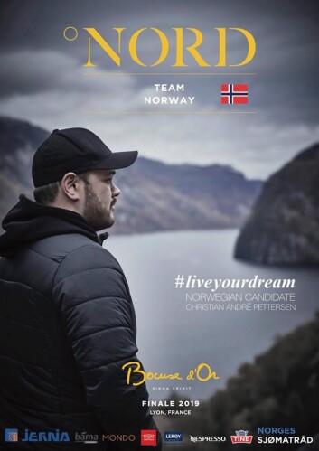 Norges og Christian A. Pettersens plakat i Bocuse d'Or 2019 i Lyon. (Foto: Tom Haga) Norges og Christian A. Pettersens plakat i Bocuse d'Or 2019 i Lyon. (Foto: Tom Haga)