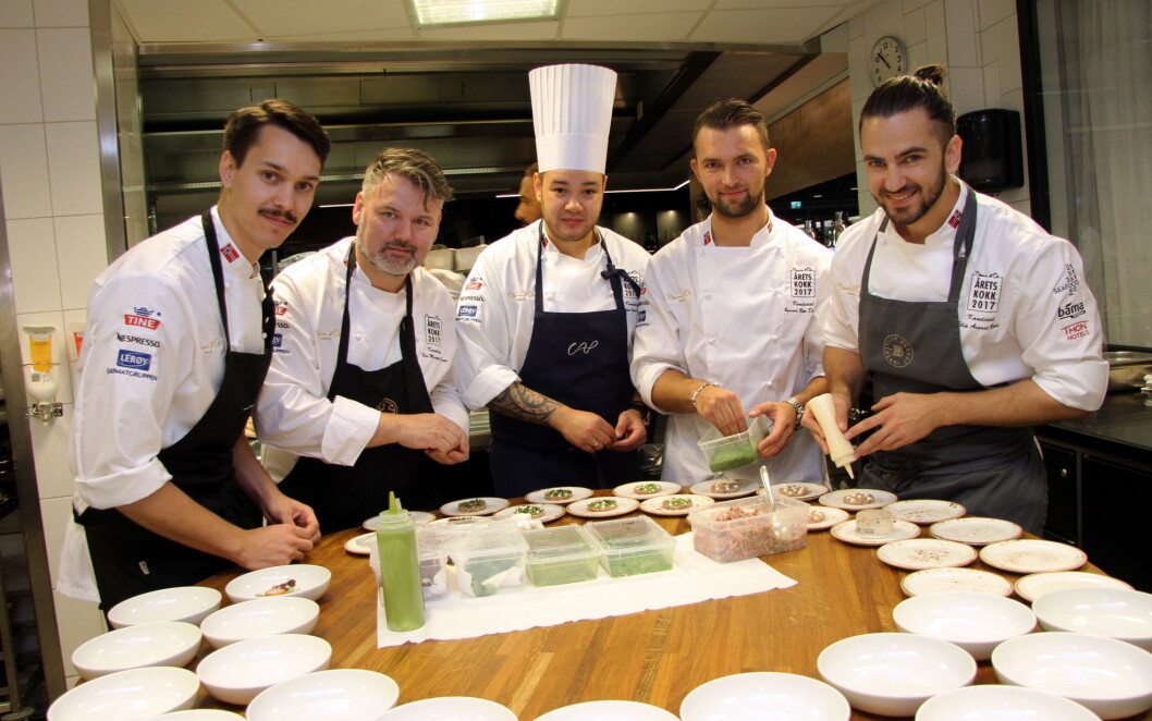 Disse fem var med i finalen av Årets kokk i 2017. Den gang gikk Christian A. Pettersen (i midten) av med seieren, og representerte Norge i Bocuse d'Or Europe med seier i juni, og skal være Norges representant i Bocuse d'Or i januar 2019. Nå søkes det etter kandidater til Årets kokk 2019, som arrangeres i september neste år. (Foto: Morten Holt) Disse fem var med i finalen av Årets kokk i 2017. Den gang gikk Christian A. Pettersen (i midten) av med seieren, og representerte Norge i Bocuse d'Or Europe med seier i juni, og skal være Norges representant i Bocuse d'Or i januar 2019. Nå søkes det etter kandidater til Årets kokk 2019, som arrangeres i september neste år. (Foto: Morten Holt)