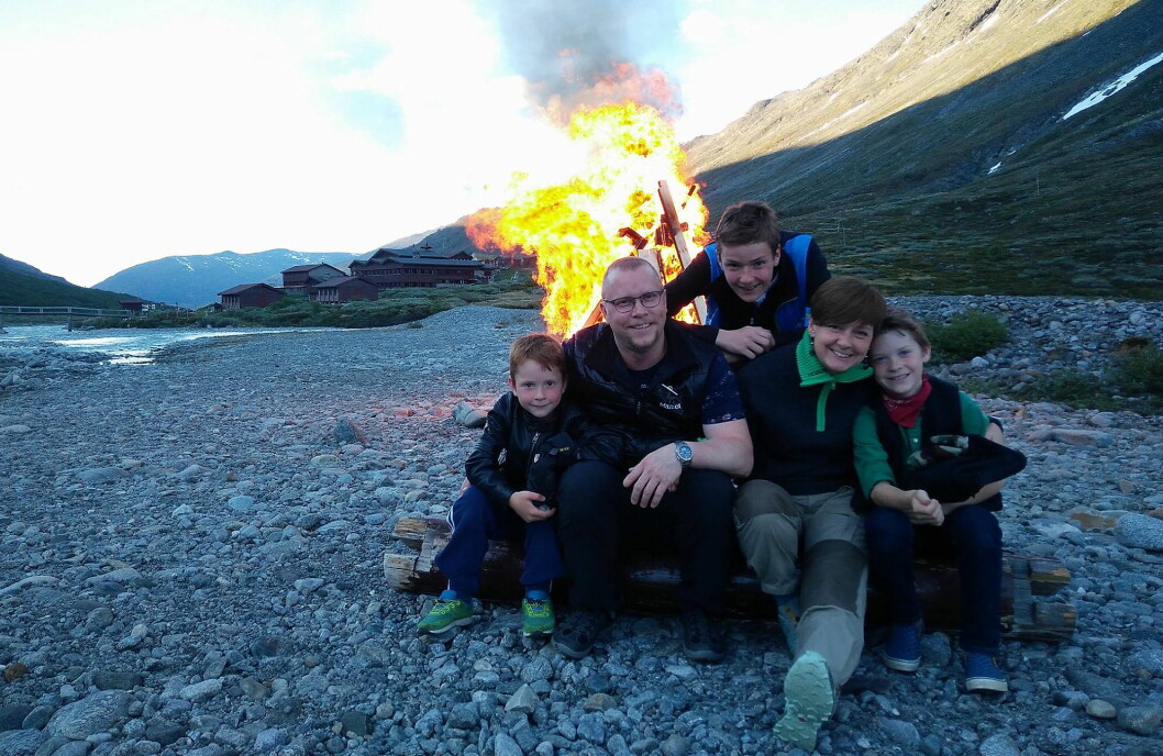 Bodil (44) og Bjørn Andreas Ovesen (46), samt deres tre sønner, er nytt vertskap på Spiterstulen (bakgrunnen). (Foto: Spiterstulen Turisthytte)