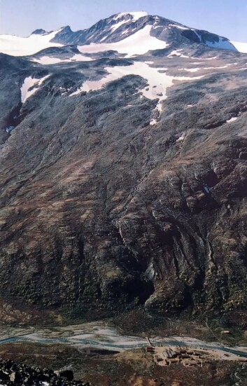 Spiterstulen (nederst), med Svellnosa, Keilhaus topp og Galdhøpiggen i bakgrunnen. Også Skardstinden, Norges femte høyeste fjell, sees til venstre i bildet. (Foto: Steinar Sulheim, postkort) Spiterstulen (nederst), med Svellnosa, Keilhaus topp og Galdhøpiggen i bakgrunnen. Også Skardstinden, Norges femte høyeste fjell, sees til venstre i bildet. (Foto: Steinar Sulheim, postkort)