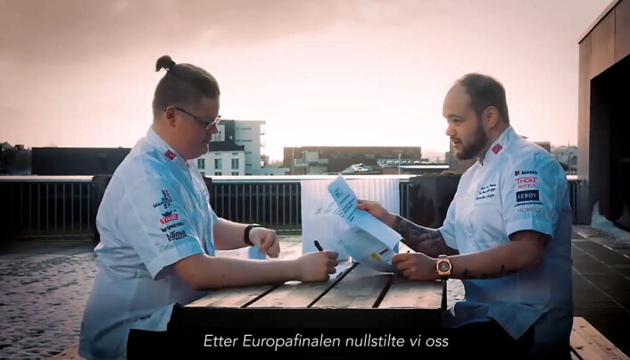 Christian A. Pettersen sammen med commis Håvard A. Josdal Østebø.(Printscreen fra filmen) Christian A. Pettersen sammen med commis Håvard A. Josdal Østebø.(Printscreen fra filmen)