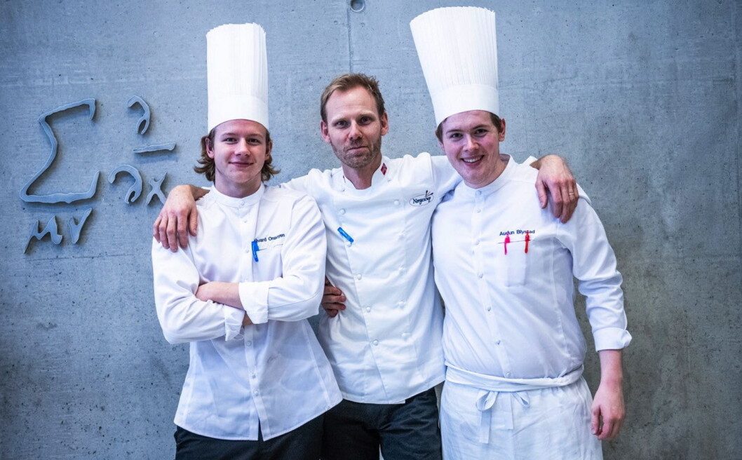 Håvard Onsøyen (til venstre) og Audun Blystad fra Statholdergaarden i Oslo sikret gullet i Norgescup 2019 for kokkelærlinger. I midten lagleder Torbjørn Forster. (Foto: Fredrik Ringe/NKL Rogaland) Håvard Onsøyen (til venstre) og Audun Blystad fra Statholdergaarden i Oslo sikret gullet i Norgescup 2019 for kokkelærlinger. I midten lagleder Torbjørn Forster. (Foto: Fredrik Ringe/NKL Rogaland)