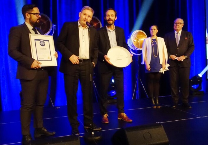 Markedssjef Stein Erik Brekke og de øvrige hos produsenten Attåtnæring jublende glade for å ha vunnet «Årets Inspirasjonspris» og dermed tjenester fra Nofima til en verdi av 100 000 kroner. Til høyre prisutdelerne fra Nofima: Administrerende direktør Øyvind Fylling-Jensen og forsker Guro Helgesdotter Rognså. (Foto: Anne-May Johansen, Nofima) Markedssjef Stein Erik Brekke og de øvrige hos produsenten Attåtnæring jublende glade for å ha vunnet «Årets Inspirasjonspris» og dermed tjenester fra Nofima til en verdi av 100 000 kroner. Til høyre prisutdelerne fra Nofima: Administrerende direktør Øyvind Fylling-Jensen og forsker Guro Helgesdotter Rognså. (Foto: Anne-May Johansen, Nofima)