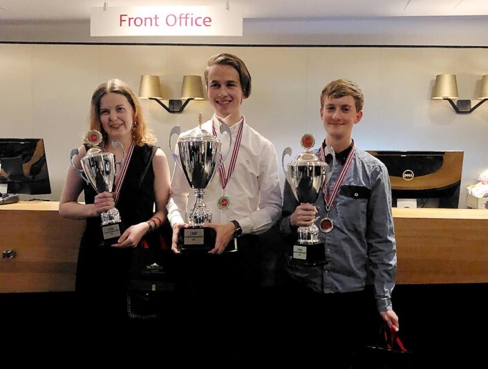 De tre beste i NM for resepsjonslærlinger 2019. Fra venstre Kayleigh Phillips (bronse), Even Hereid Solberg (gull) og Aleksander Christensen (sølv). (Foto: Arrangøren) De tre beste i NM for resepsjonslærlinger 2019. Fra venstre Kayleigh Phillips (bronse), Even Hereid Solberg (gull) og Aleksander Christensen (sølv). (Foto: Arrangøren)
