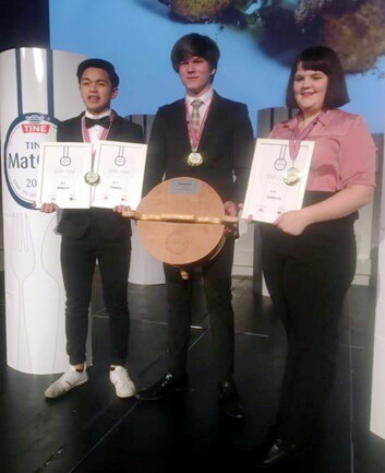 Nannestads vinnerlag i Tine Matcup besto av Shintaro Lambuca (fra venstre), Simen Brendjord og Tiril Faannessen. Mark Hickton var lagleder. (Foto: Mark Hickton) Nannestads vinnerlag i Tine Matcup besto av Shintaro Lambuca (fra venstre), Simen Brendjord og Tiril Faannessen. Mark Hickton var lagleder. (Foto: Mark Hickton)