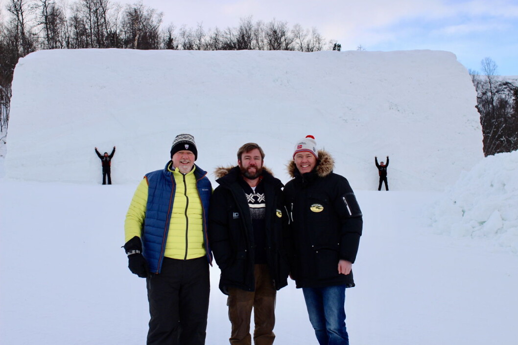 Den ene av de to største snø-skulpturene bygges i alpinbakken i Raudalen. Snøkuben som kineserne har bestilt, er rundt 24 meter lang, 8 meter høy og 8 meter dyp. Fra venstre ansvarlig produsent Bjørn B Jacobsen i DestinasjonsKirurgene, sammen med prosjekteierne i Beitostølen resort, Bjørnar og Atle Hovi. (Foto: DestinasjonsKirurgene) Den ene av de to største snø-skulpturene bygges i alpinbakken i Raudalen. Snøkuben som kineserne har bestilt, er rundt 24 meter lang, 8 meter høy og 8 meter dyp. Fra venstre ansvarlig produsent Bjørn B Jacobsen i DestinasjonsKirurgene, sammen med prosjekteierne i Beitostølen resort, Bjørnar og Atle Hovi. (Foto: DestinasjonsKirurgene)