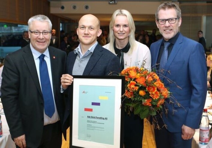 Ask Gård Foredling har fått «Bedriftsutviklingsprisen i landbruket 2018». Fra venstre: Landbruks og matminister Bård Hoksrud, Kristoffer Evang og Anne Marthe Evang, Ask Gård og Leon Bakkebø, divisjonsdirektør i Innovasjon Norge. (Foto: Innovasjon Norge) Ask Gård Foredling har fått «Bedriftsutviklingsprisen i landbruket 2018». Fra venstre: Landbruks og matminister Bård Hoksrud, Kristoffer Evang og Anne Marthe Evang, Ask Gård og Leon Bakkebø, divisjonsdirektør i Innovasjon Norge. (Foto: Innovasjon Norge)