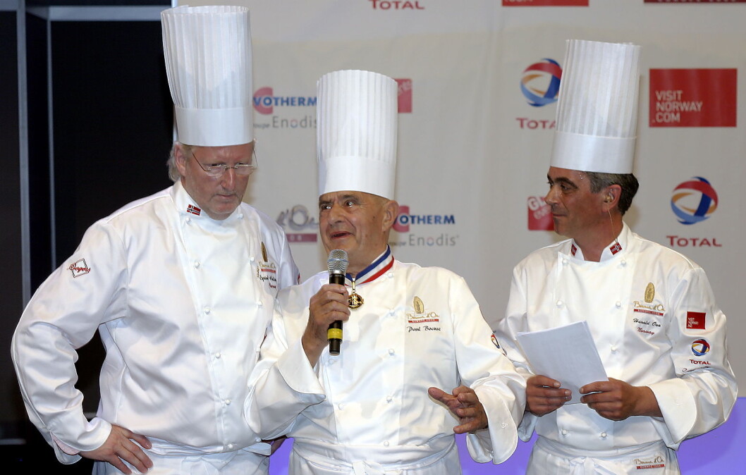 Paul Bocuse hedres med stor middag i Lyon tirsdag 29. januar. Her sammen med Eyvind Hellstrøm og Harald Osa under Bocuse d'Or Europe i Stavanger. (Foto: Morten Holt) Paul Bocuse hedres med stor middag i Lyon tirsdag 29. januar. Her sammen med Eyvind Hellstrøm og Harald Osa under Bocuse d'Or Europe i Stavanger. (Foto: Morten Holt)