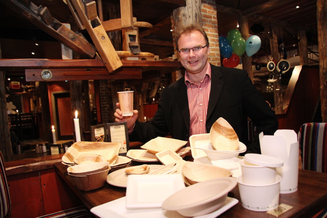 Jan-Erik Pavels Smith med noen av de miljøvennlige serveringsproduktene. (Foto: Morten Holt) Jan-Erik Pavels Smith med noen av de miljøvennlige serveringsproduktene. (Foto: Morten Holt)