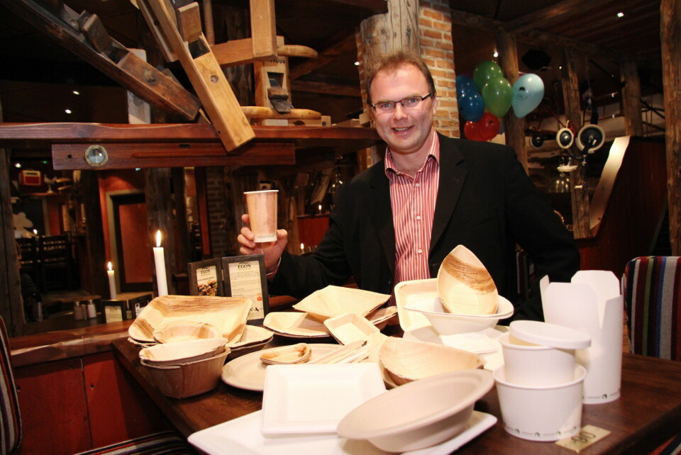 Jan-Erik Pavels Smith med noen av de miljøvennlige serveringsproduktene. (Foto: Morten Holt)