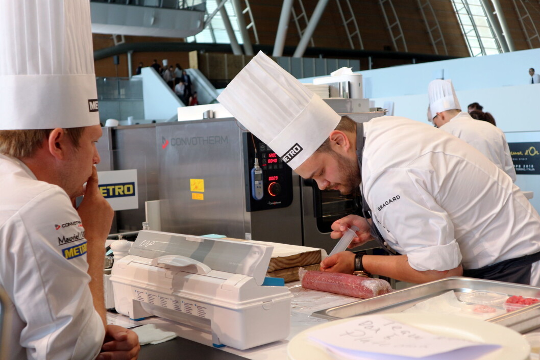 Christian A. Pettersen er blant storfavorittene i Bocuse d'Or 2019. Til venstre coach Gunnar Hvarnes. (Foto: Morten Holt) Christian A. Pettersen er blant storfavorittene i Bocuse d'Or 2019. Til venstre coach Gunnar Hvarnes. (Foto: Morten Holt)