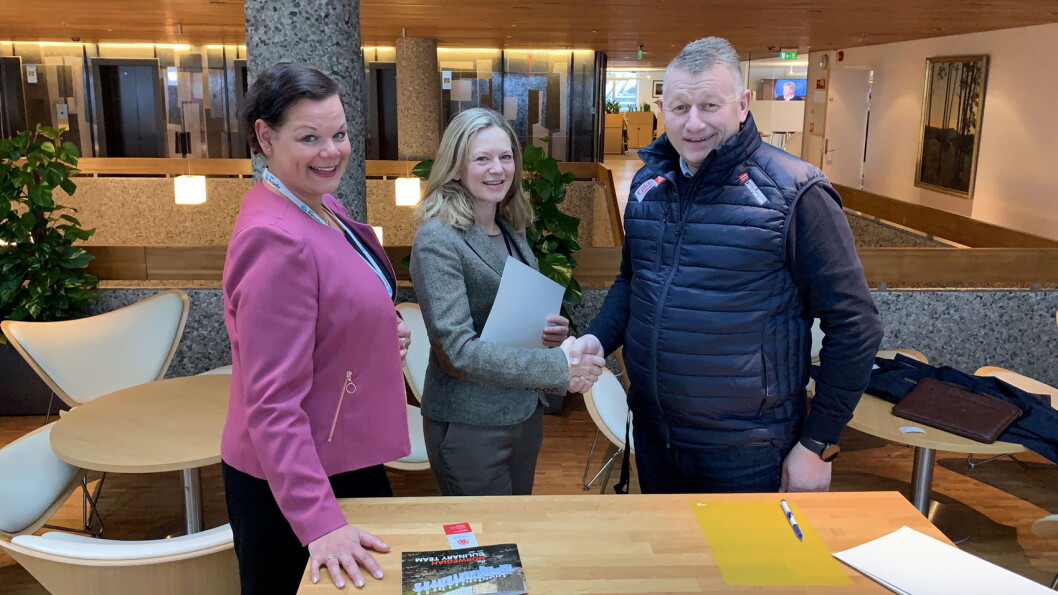 Ny støttespilleravtale signert. Fra venstre kommunikasjons- og markedsansvarlig Lise Annett Smith i NHO Reiseliv Innkjøpskjeden, kommunikasjonsdirektør Merete Habberstad i NHO Reiseliv, og daglig leder Espen Wasenius i Norske Kokkers Landsforening (NKL). (Foto: NHO Reiseliv) Ny støttespilleravtale signert. Fra venstre kommunikasjons- og markedsansvarlig Lise Annett Smith i NHO Reiseliv Innkjøpskjeden, kommunikasjonsdirektør Merete Habberstad i NHO Reiseliv, og daglig leder Espen Wasenius i Norske Kokkers Landsforening (NKL). (Foto: NHO Reiseliv)