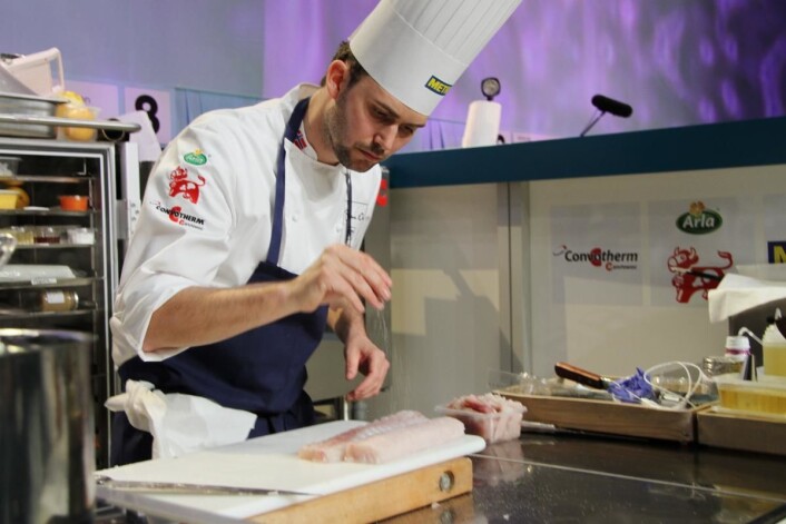 Bocuse d'Or-vinner fra 2015, Ørjan Johannessen, har sammen med Odd Ivar Solvold, hjulpet den ungarske deltakeren før Bocuse d'Or 2019. (Foto: Morten Holt) Bocuse d'Or-vinner fra 2015, Ørjan Johannessen, har sammen med Odd Ivar Solvold, hjulpet den ungarske deltakeren før Bocuse d'Or 2019. (Foto: Morten Holt)