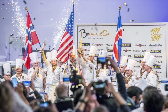 USA vant Bocuse d'Or sist gang, i 2017. Da tok Norge og Christopher W. Davidsen sølv (til venstre i bildet). (Foto: Tom Haga/Bocuse d'Or Norge) USA vant Bocuse d'Or sist gang, i 2017. Da tok Norge og Christopher W. Davidsen sølv (til venstre i bildet). (Foto: Tom Haga/Bocuse d'Or Norge)