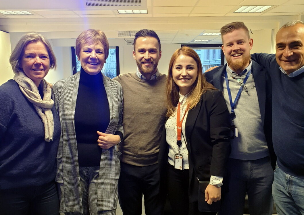Fra venstre Åse Landmark Grahl Madsen (Introduksjonssenteret for flyktninger), Irene Hamre (NAV), Victor Aguiar (Comfort Hotel), Aysel Ahmadli (NAV), Erlend Fardal Lunde (Comfort Hotel) og Bassam Minzalji (Introduksjonssenteret for flyktninger). (Foto: Comfort Hotel) Fra venstre Åse Landmark Grahl Madsen (Introduksjonssenteret for flyktninger), Irene Hamre (NAV), Victor Aguiar (Comfort Hotel), Aysel Ahmadli (NAV), Erlend Fardal Lunde (Comfort Hotel) og Bassam Minzalji (Introduksjonssenteret for flyktninger). (Foto: Comfort Hotel)