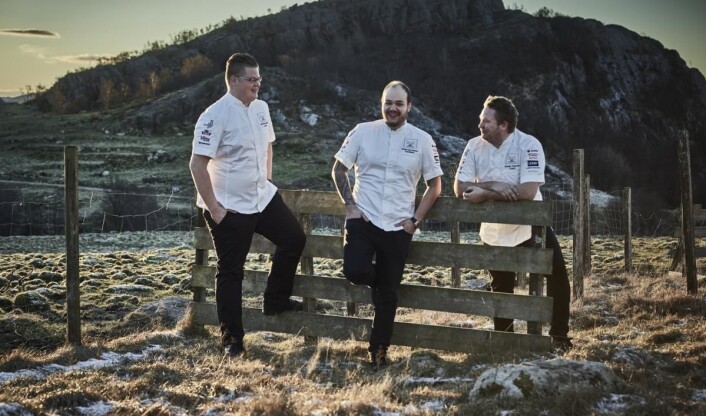 Under kan du se utdrag av hva commis Håvard A. Josdal Østebø (fra venstre), kokk Christian A. Pettersen og coach Gunnar Hvarnes serverer i Bocuse d'Or i dag. (Foto: Tom Haga) Under kan du se utdrag av hva commis Håvard A. Josdal Østebø (fra venstre), kokk Christian A. Pettersen og coach Gunnar Hvarnes serverer i Bocuse d'Or i dag. (Foto: Tom Haga)