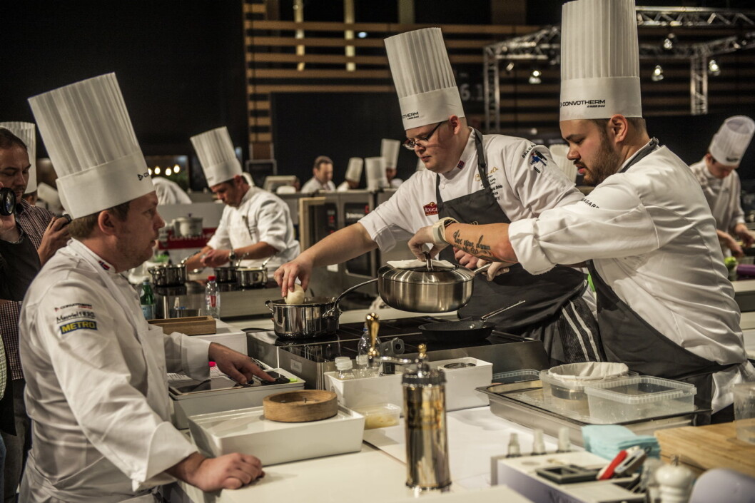 Coach Gunnar Hvarnes (til venstre), commis Håvard André J. Østebø og Christian André Pettersen i aksjon i Bocuse d'Or i Lyon i dag. (Foto: Tom Haga) Coach Gunnar Hvarnes (til venstre), commis Håvard André J. Østebø og Christian André Pettersen i aksjon i Bocuse d'Or i Lyon i dag. (Foto: Tom Haga)
