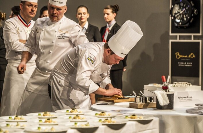 I årets konkurranse fikk også coachen være med aktivt. Gunnar Hvarnes legger opp. tallerkenretten. Rett bak Norges Bocuse d'Or-vinner fra 2003, Charles Tjessem. (Foto: Tom Haga) I årets konkurranse fikk også coachen være med aktivt. Gunnar Hvarnes legger opp. tallerkenretten. Rett bak Norges Bocuse d'Or-vinner fra 2003, Charles Tjessem. (Foto: Tom Haga) 