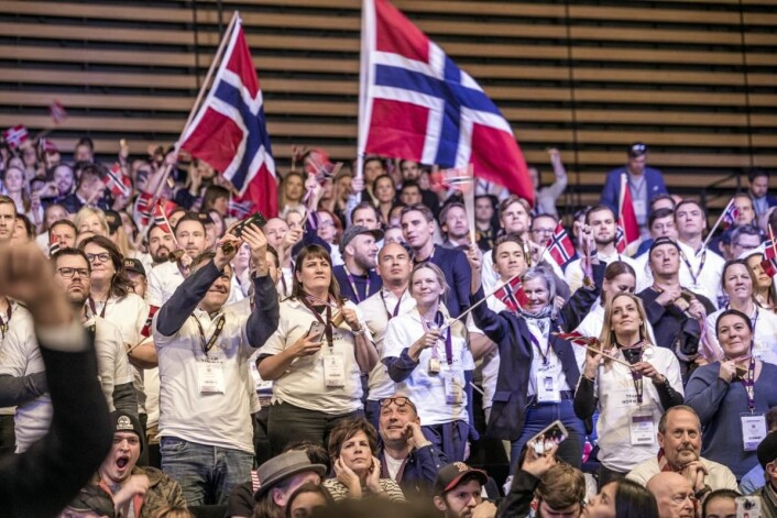 Norsk heiagjeng på tribunen, med både NHO Reiselivs administrerende direktør og kokkelandslagets kaptein på plass. (Foto: Tom Haga) Norsk heiagjeng på tribunen, med både NHO Reiselivs administrerende direktør og kokkelandslagets kaptein på plass. (Foto: Tom Haga)