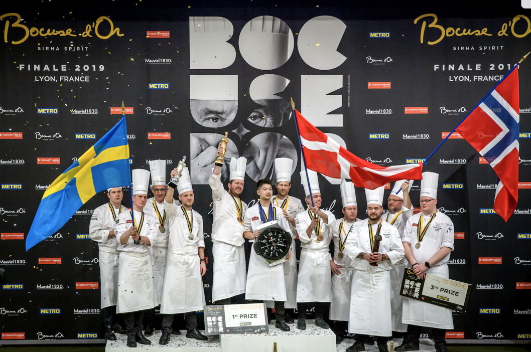 Pallen i Bocuse d'Or 2019 i Lyon preges atter en gang av de nordiske fargene. (Foto: Bocuse d'Or) Pallen i Bocuse d'Or 2019 i Lyon preges atter en gang av de nordiske fargene. (Foto: Bocuse d'Or)