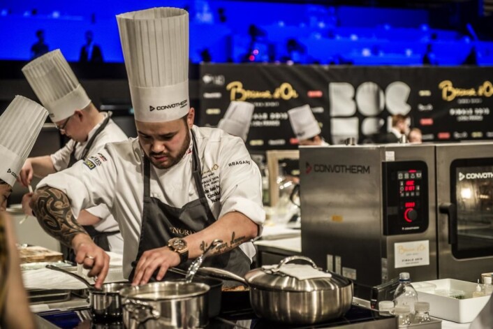 Christian A. Pettersen i aksjon i Bocuse d'Or i Lyon. (Foto: Tom Haga) Christian A. Pettersen i aksjon i Bocuse d'Or i Lyon. (Foto: Tom Haga)
