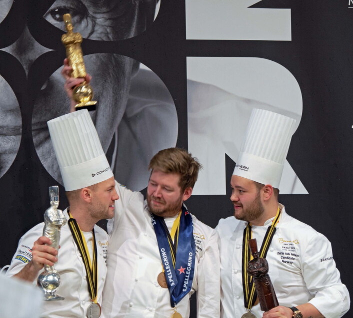 De samme tre på pallen som i Bocuse d'Or Europe, men i en annen rekkefølge. Det ble helskandinavisk igjen – fra venstre Sebastian Gibrand, Kenneth Toft-Hansen og Christian A. Pettersen. Og Finlands Ismo Sipeläinen ble nummer fire. De samme tre på pallen som i Bocuse d'Or Europe, men i en annen rekkefølge. Det ble helskandinavisk igjen – fra venstre Sebastian Gibrand, Kenneth Toft-Hansen og Christian A. Pettersen. Og Finlands Ismo Sipeläinen ble nummer fire.