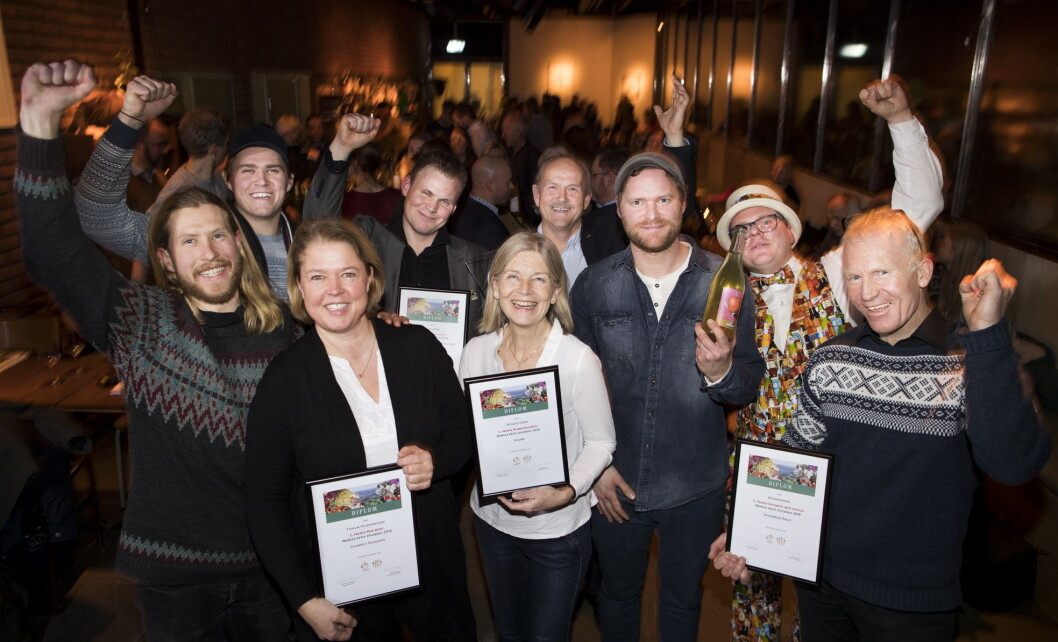 Årets vinnere: Bak fra venstre Even Kristoffersen (Fiskum fruktpresseri), Henrik Siversson (Thon Hotell Lofoten), Halvor Holtskog (Nyhuus Gard) og Erling Rosted Furseth (Solhøi Sider). Foran fra venstre: Karl-Kristian Muggerud (Fiskum fruktpresseri), Hilde Ruud (Fiskum fruktpresseri), Kari Nyhuus Holtskog (Nyhuus Gard), Martin Bech-Ravn (Solhøi Cider) og Geir Henning Spilde (Spildegarden). (Foto: Fredrik Solstad) Årets vinnere: Bak fra venstre Even Kristoffersen (Fiskum fruktpresseri), Henrik Siversson (Thon Hotell Lofoten), Halvor Holtskog (Nyhuus Gard) og Erling Rosted Furseth (Solhøi Sider). Foran fra venstre: Karl-Kristian Muggerud (Fiskum fruktpresseri), Hilde Ruud (Fiskum fruktpresseri), Kari Nyhuus Holtskog (Nyhuus Gard), Martin Bech-Ravn (Solhøi Cider) og Geir Henning Spilde (Spildegarden). (Foto: Fredrik Solstad)
