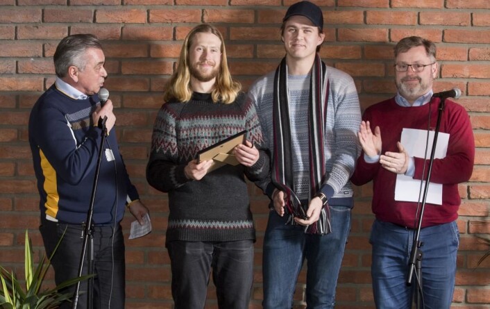 Even Kristoffersen og Karl-Kristian Muggerud fra Fiskum fruktpresseri sammen med Harald Osa (til venstre) og Bernt Bucher-Johannessen. (Foto: Fredrik Solstad) Even Kristoffersen og Karl-Kristian Muggerud fra Fiskum fruktpresseri sammen med Harald Osa (til venstre) og Bernt Bucher-Johannessen. (Foto: Fredrik Solstad)