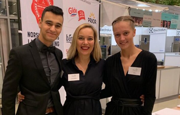 Torill Renaa (midten) sammen med lærlingene Hussein Albederi og Rikke Norbø, som nylig fikk sølv i NM for lærlinger. (Foto: Renaa Restauranter) Torill Renaa (midten) sammen med lærlingene Hussein Albederi og Rikke Norbø, som nylig fikk sølv i NM for lærlinger. (Foto: Renaa Restauranter)