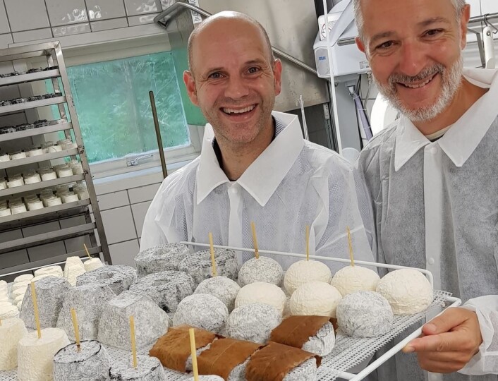Bo Jensen sammen med Antoine Farge, som denne våren skal selge Jensens ost i Paris. (Foto: Privat) Bo Jensen sammen med Antoine Farge, som denne våren skal selge Jensens ost i Paris. (Foto: Privat)