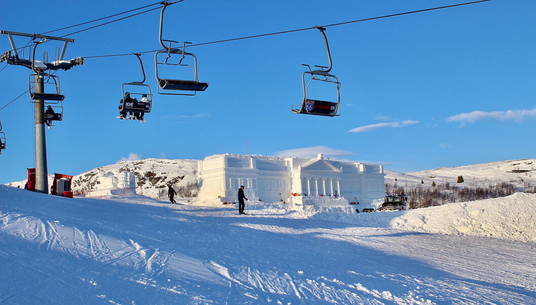 Slottet på toppen av alpinbakken på Beitostølen er et spektakulært skue. (Foto: DestinasjonsKirurgene) Slottet på toppen av alpinbakken på Beitostølen er et spektakulært skue. (Foto: DestinasjonsKirurgene)