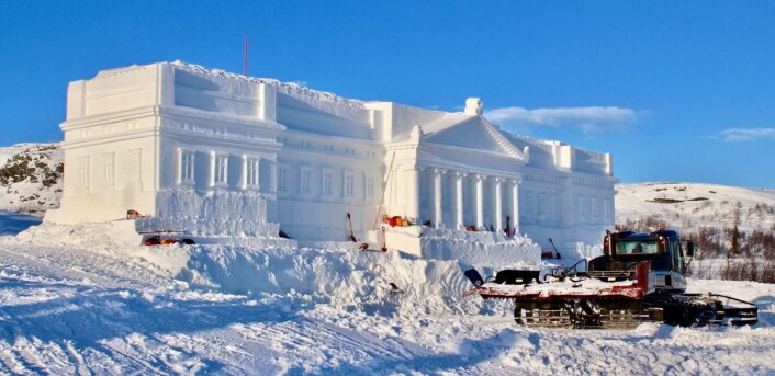Slottet under bygging på Beitostølen. I vinterferien gjør de kinesiske arbeiderne siste finpuss på snøbygningen. (Foto: DestinasjonsKirurgene) Slottet under bygging på Beitostølen. I vinterferien gjør de kinesiske arbeiderne siste finpuss på snøbygningen. (Foto: DestinasjonsKirurgene)