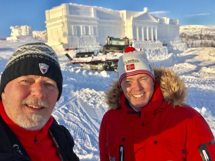 Bjørn B Jacobsen (til venstre) hos DestinasjonsKirurgene og Atle Hovi, administrerende direktør for Beitostølen Resort. Slottet bak er 35 meter langt og 8,5 meter bredt.(Foto: DestinasjonsKirurgene) Bjørn B Jacobsen (til venstre) hos DestinasjonsKirurgene og Atle Hovi, administrerende direktør for Beitostølen Resort. Slottet bak er 35 meter langt og 8,5 meter bredt.(Foto: DestinasjonsKirurgene)