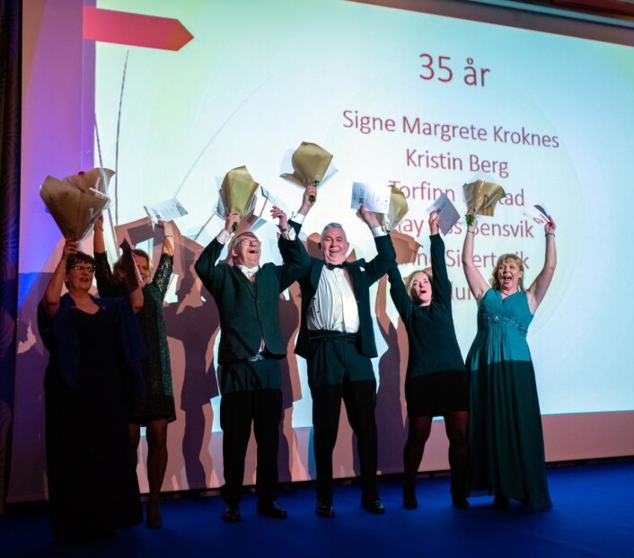 Disse seks har vært med på Royal Garden-laget i 35 år! Fra venstre Anne Sivertsvik, May Liss Bensvik, Kjell Klungerbo, Torfinn Lerstad, Signe M. Kroknes og Kristin Berg. (Foto: Jørgen Riiber) Disse seks har vært med på Royal Garden-laget i 35 år! Fra venstre Anne Sivertsvik, May Liss Bensvik, Kjell Klungerbo, Torfinn Lerstad, Signe M. Kroknes og Kristin Berg. (Foto: Jørgen Riiber)