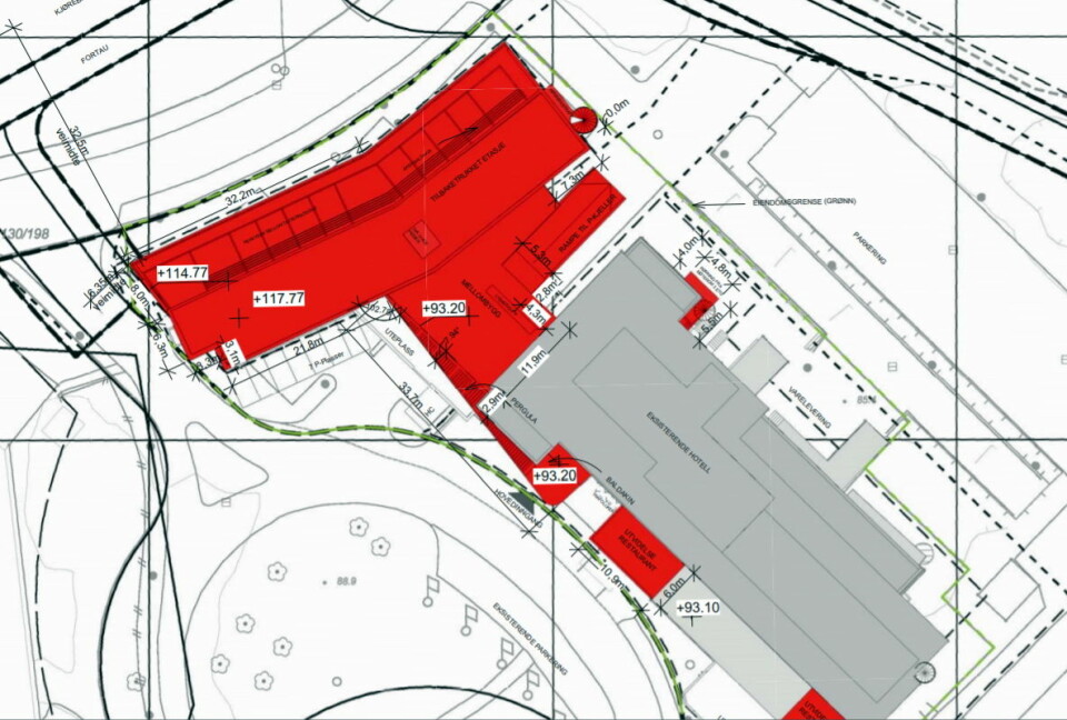 Den nye hotelldelen skal bygges der det i dag er parkeringsplass. Den røde delen viser nybygget, mens den grå delen er den gamle delen av hotellet. (Illustrasjon: Scandic Helsfyr)