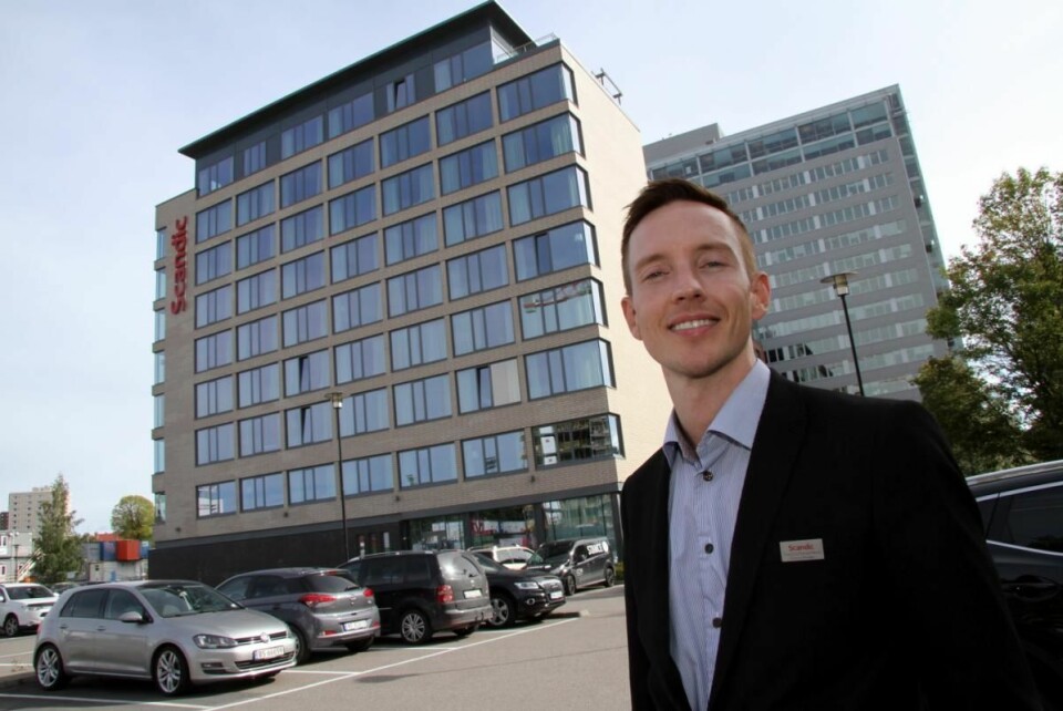 Hotelldirektør på Scandic Helsfyr, Trond Erik Solstad-Nilsen, på parkeringsplassen der den nye hotelldelen skal bygges. (Foto: Morten Holt)