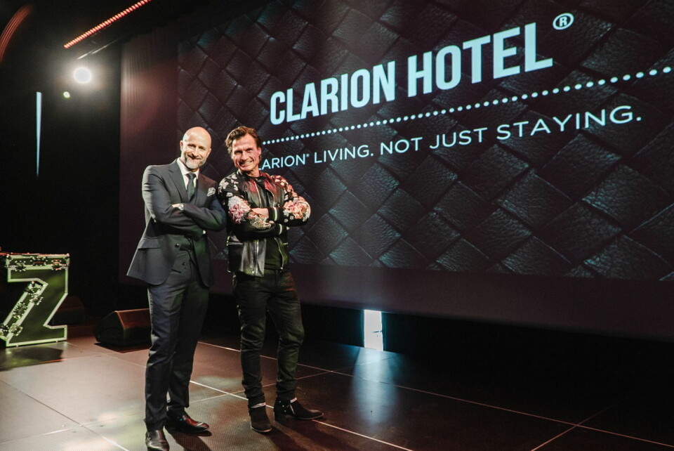 Hotelldirektør Robert Holan sammen med Petter A. Stordalen. (Foto: Nordic Choice Hotels)