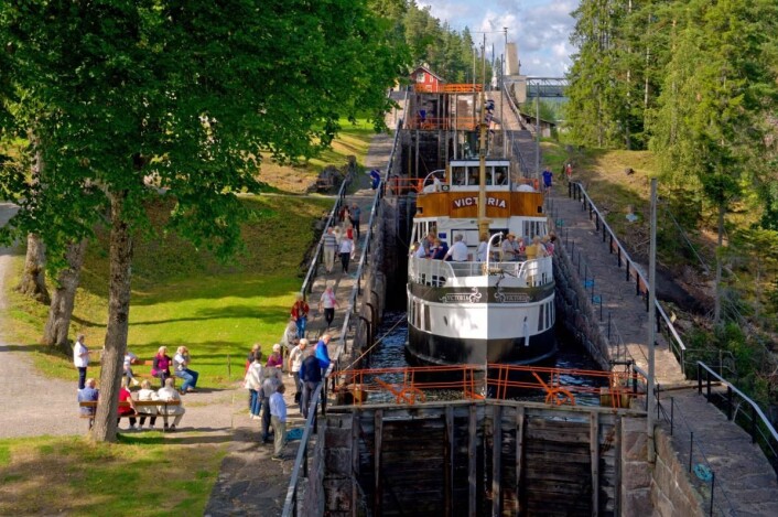 MS Victoria ved Vrangfoss sluser. (Foto: Kåre S Pedersen) MS Victoria ved Vrangfoss sluser. (Foto: Kåre S Pedersen)