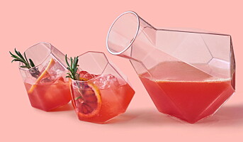 Drinker med gin med jordbær