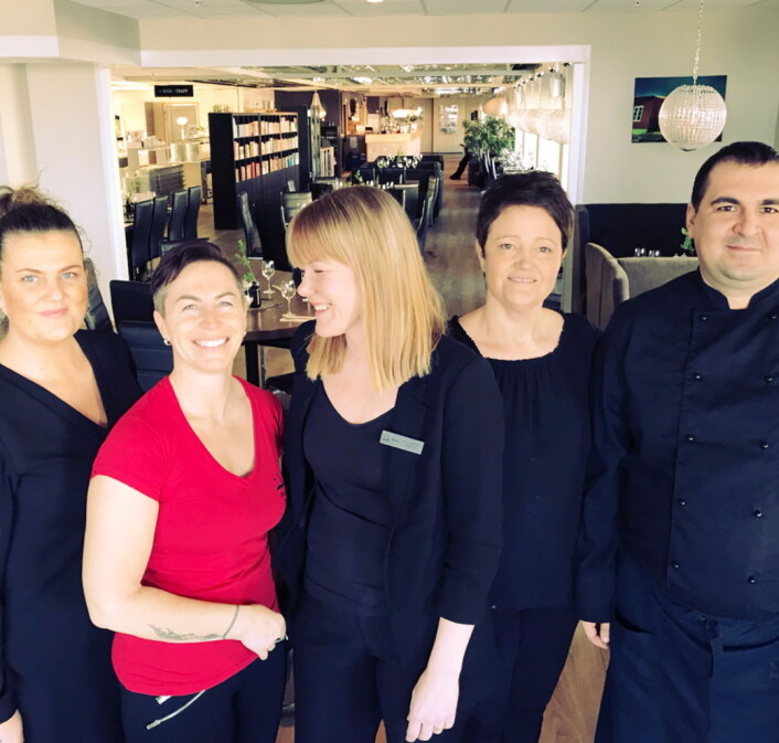 Sentrale personer på Hotell Frøya. Fra venstre Valborg Bekken (daglig leder), Doreen Alperstedt-Spate (husøkonom), Lena Fillingsnes (F&B-manager), Ann Christin Gulbransen (bookingsjef) og Jevegeni Sankovits (kjøkkensjef). (Foto: Hotell Frøya) Sentrale personer på Hotell Frøya. Fra venstre Valborg Bekken (daglig leder), Doreen Alperstedt-Spate (husøkonom), Lena Fillingsnes (F&B-manager), Ann Christin Gulbransen (bookingsjef) og Jevegeni Sankovits (kjøkkensjef). (Foto: Hotell Frøya)