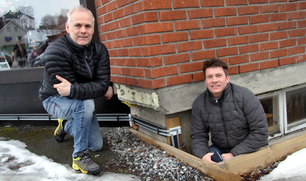 Andreas Aanerud (til venstre) og Ole Einar Hagen viser skallsikringssystemet utenfor lokalene til Aanerud bakeri. (Foto: Morten Holt) Andreas Aanerud (til venstre) og Ole Einar Hagen viser skallsikringssystemet utenfor lokalene til Aanerud bakeri. (Foto: Morten Holt)