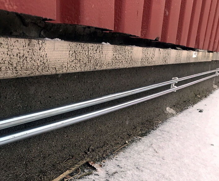 Den spenningsførende anretningen (enten i rør – bildet, eller som portlist) har eksponerte metalledere som gir støt. (Foto: TX Guardian) Den spenningsførende anretningen (enten i rør – bildet, eller som portlist) har eksponerte metalledere som gir støt. (Foto: TX Guardian)