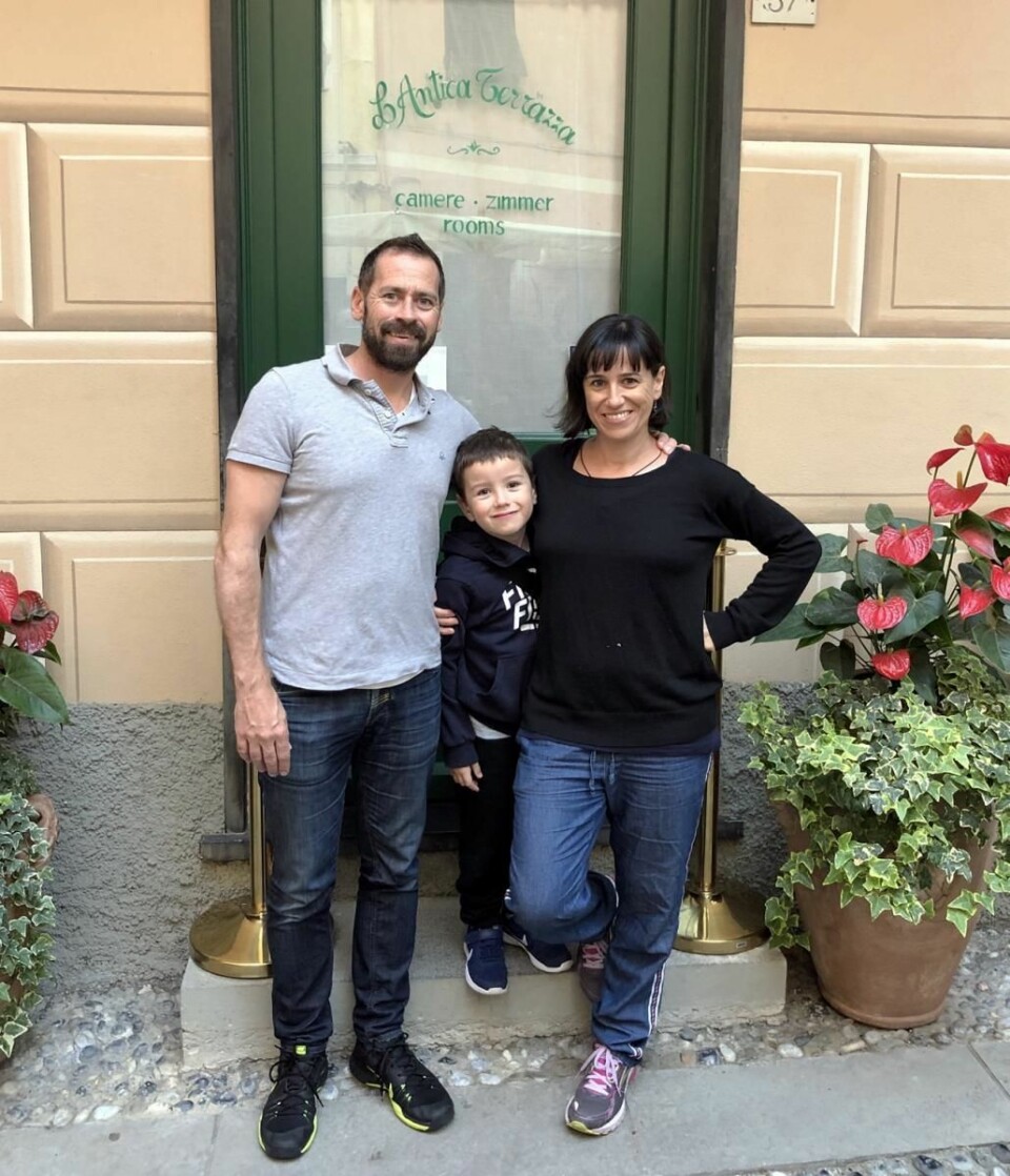 Raffaella Pisanelli og Jon Yndestad sammen med sønnen Martin foran hotellet.